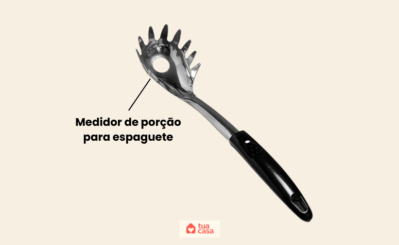 Colher de macarrão com buraco central que serve como medidor de porção de espaguete.