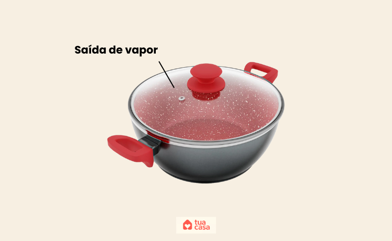 Panela com tampa de vidro que possui pequeno furo para saída de vapor durante o cozimento.