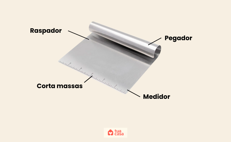 Espátula raspadora de inox usada para cortar massas, raspar superfícies, medir cortes e transportar alimentos.
