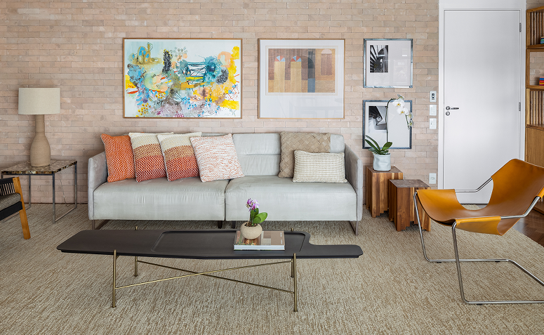 composição com quadros em parede atrás do sofá