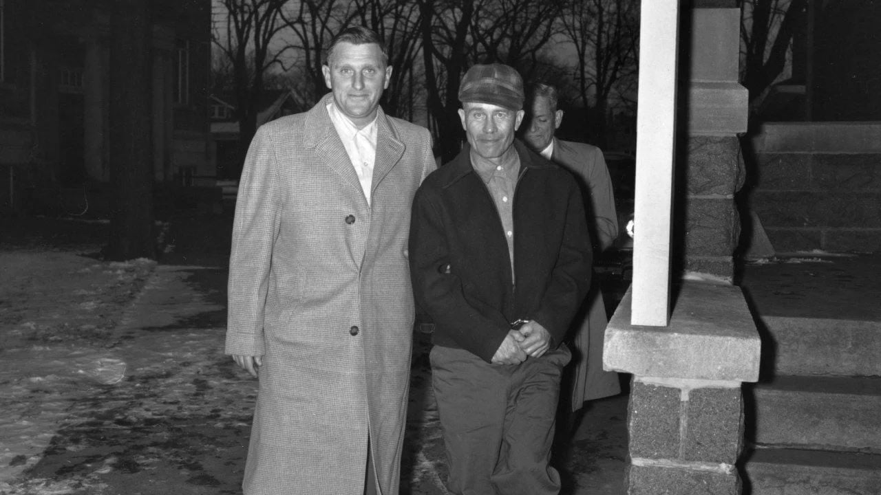 C2D738Dbcaed7513254A358A75A7F822-1 Ed Gein à direita