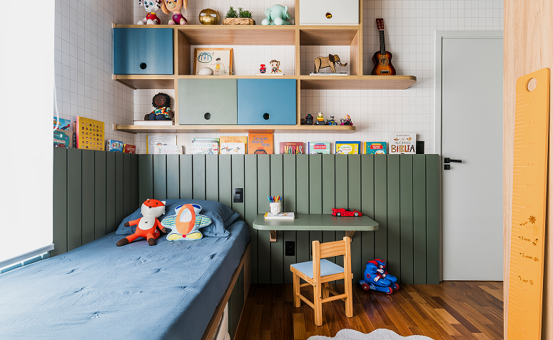 Quarto infantil criativo com prateleiras coloridas e mesa de estudo.