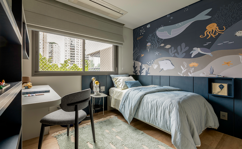 Quarto infantil criativo com tema fundo do mar, papel de parede azul com animais marinhos e cama azul clara.