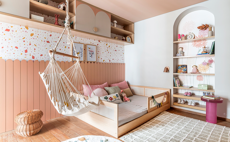 quarto infantil feminino com cama montessoriana e balanço.