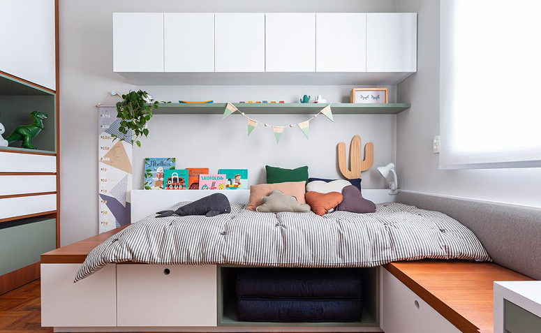 quarto infantil criativo com decoração neutra e acessível.