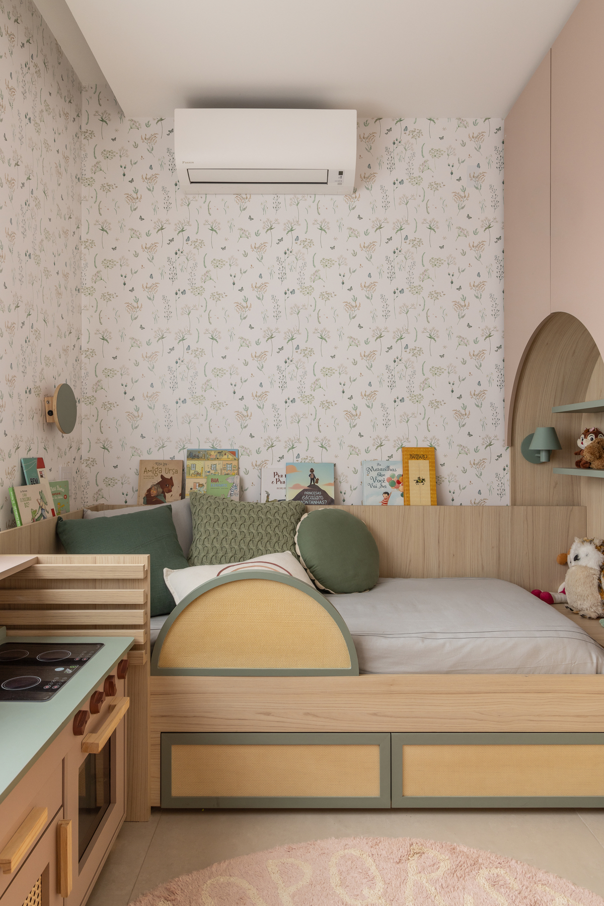 Quarto infantil criativo com marcenaria curva em tons claros, sem quinas, garantindo mais segurança.