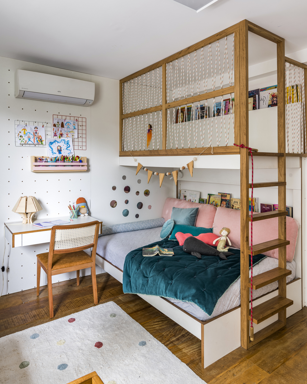 Quarto infantil criativo em tons neutros com detalhes coloridos na decoração e brinquedos.