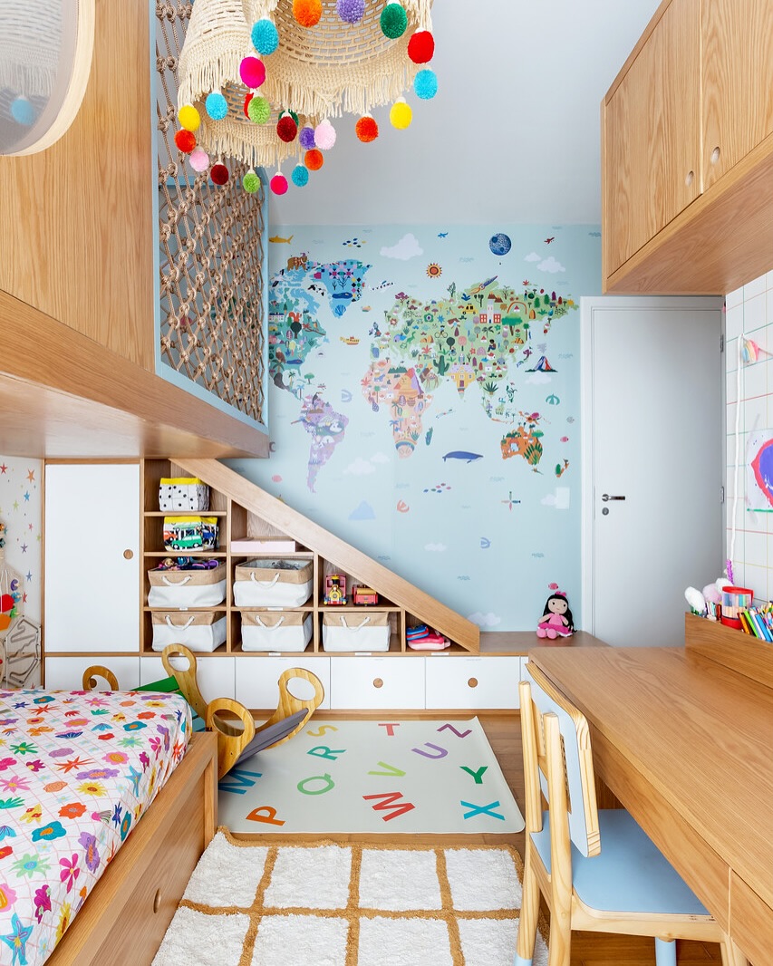 Quarto infantil criativo com nichos baixos e prateleiras acessíveis para livros e brinquedos.