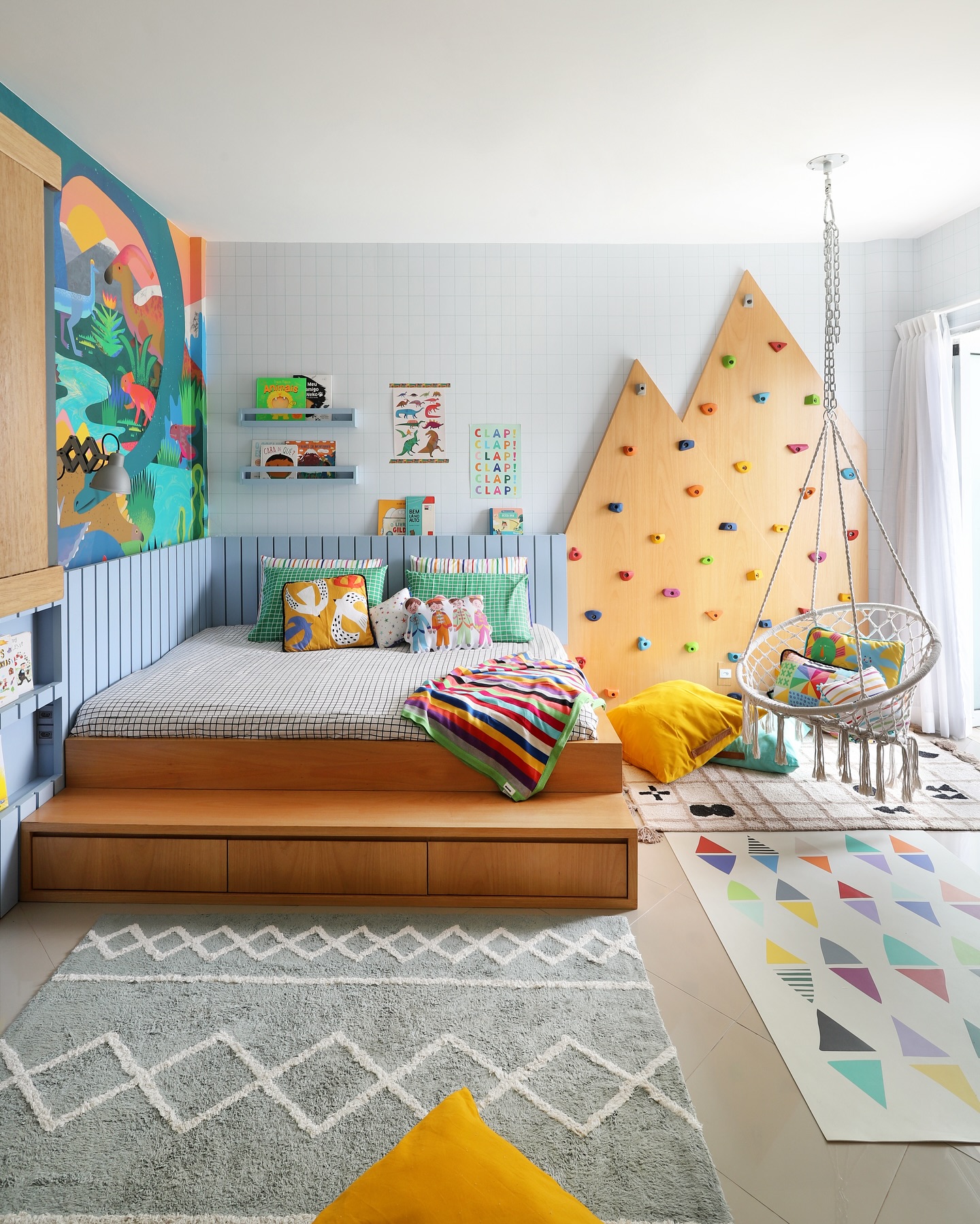 Quarto infantil criativo com área livre para brincar, tapete colorido e balanço lúdico.