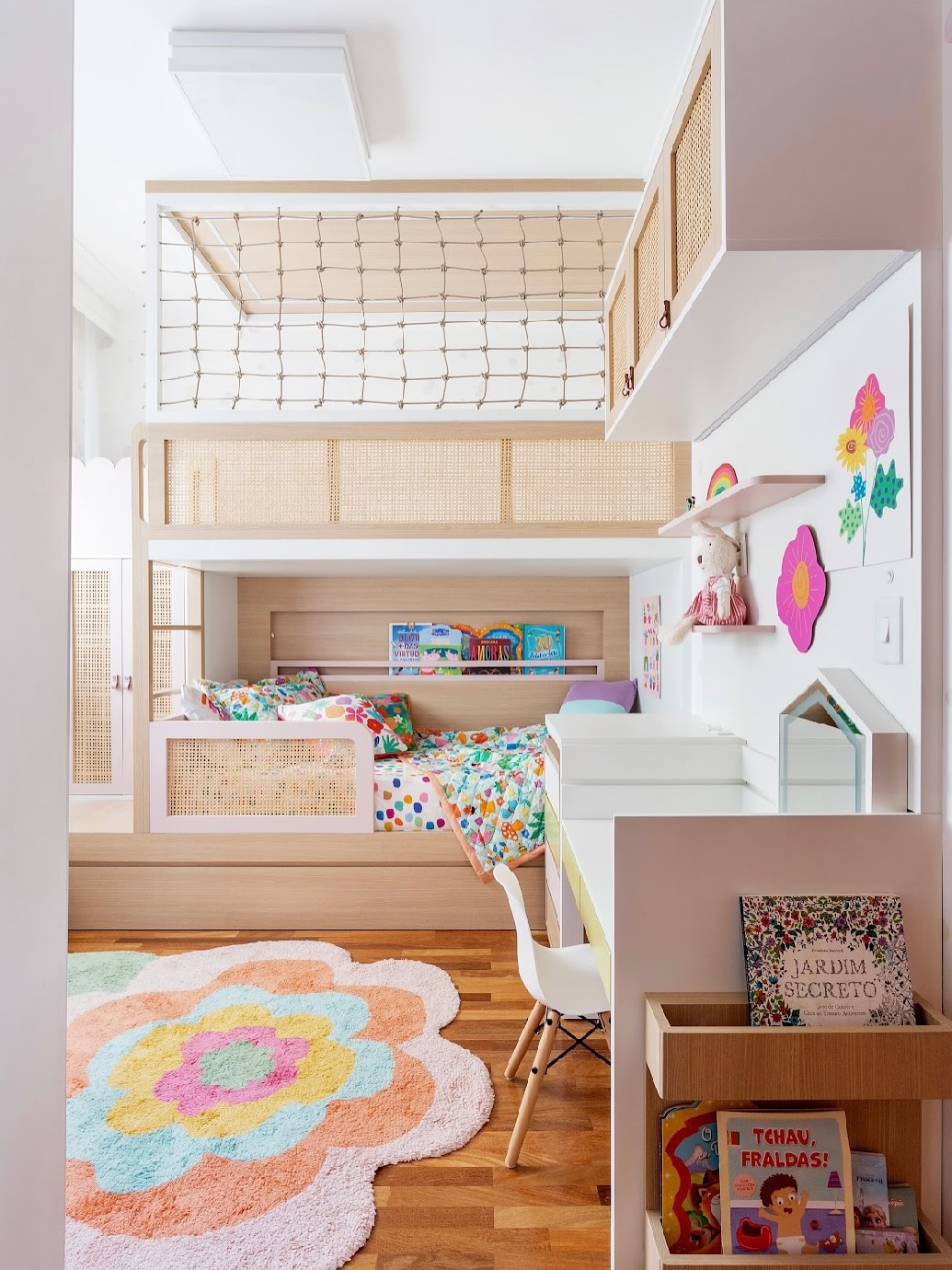 quarto infantil colorido e com decoração criativa.