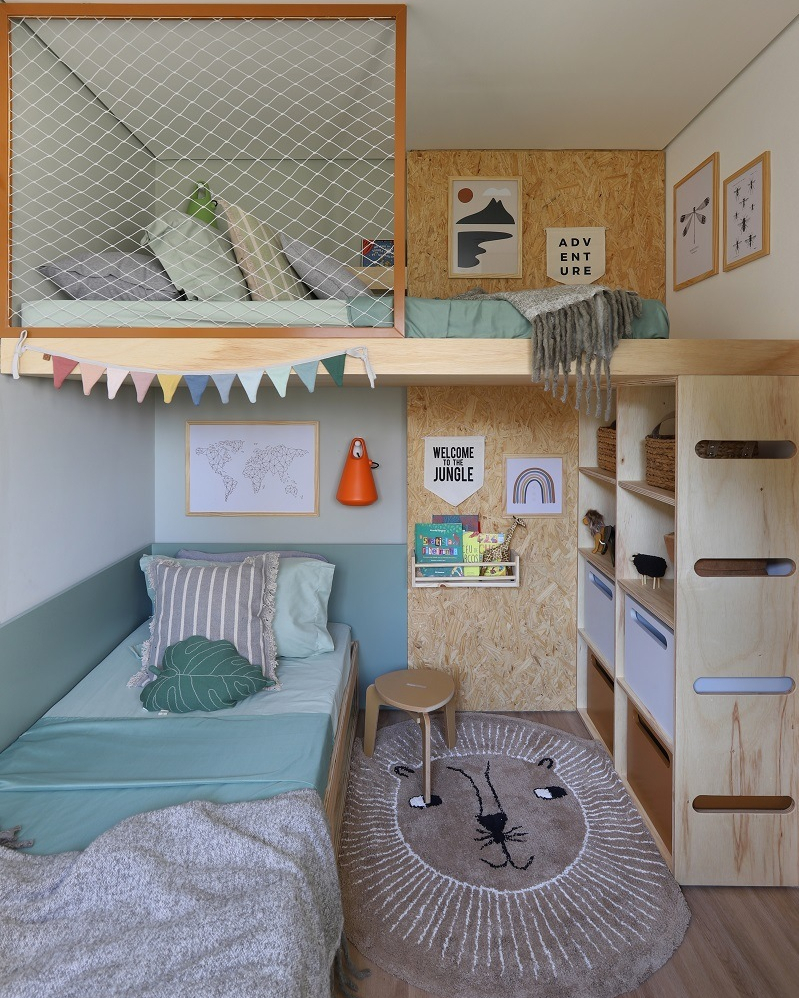 Quarto infantil criativo com tema floresta e detalhes decorativos em tapete e objetos.