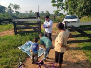 Criancas ajudam equipe da Embrapa a identificar estabelecimentos aquicolas