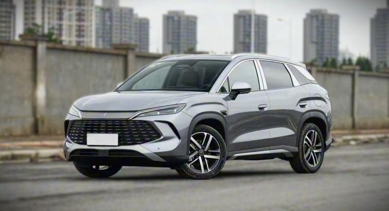Song-Plus-L-Auto-Home-1 BYD Song L DM-i 2026: SUV híbrido chega com autonomia de 200 km no modo elétrico e preço equivalente a R$ 75 mil - Foto: Auto-home