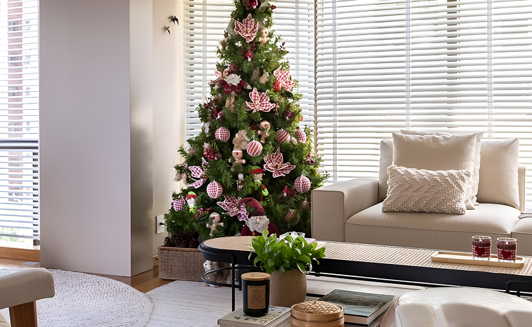 Quando-Montar-A-Arvore-De-Natal-03 árvore de Natal na decoração da sala representando a época de ser desmontada.