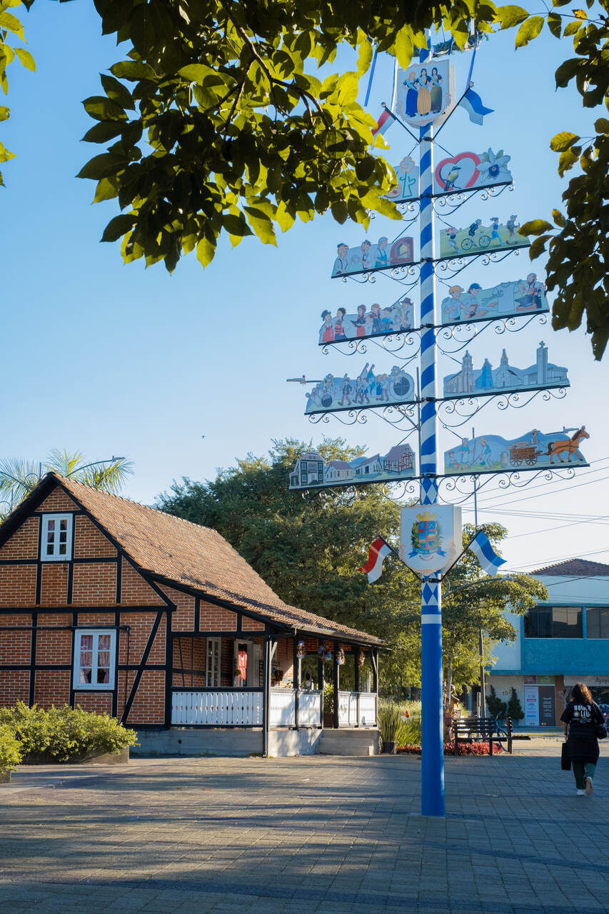 Maibaum Instalado na Praça Frederico Donner, o Maibaum une tradição e arte