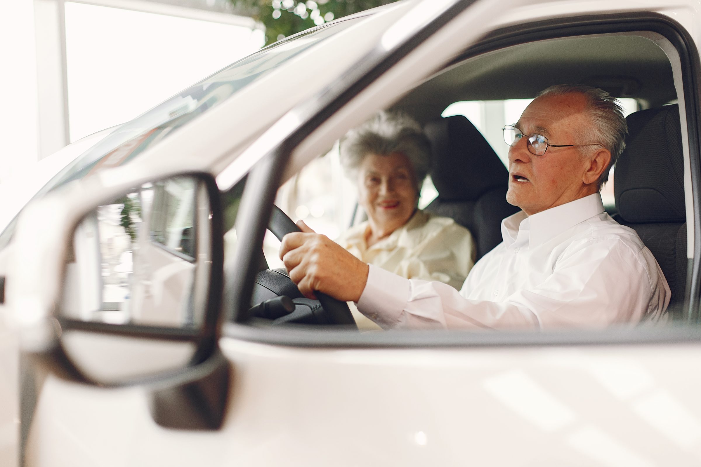 Elegant-Old-Couple-Car-Salon Como planejar a troca ou compra com inteligência financeira - Foto: Freepik