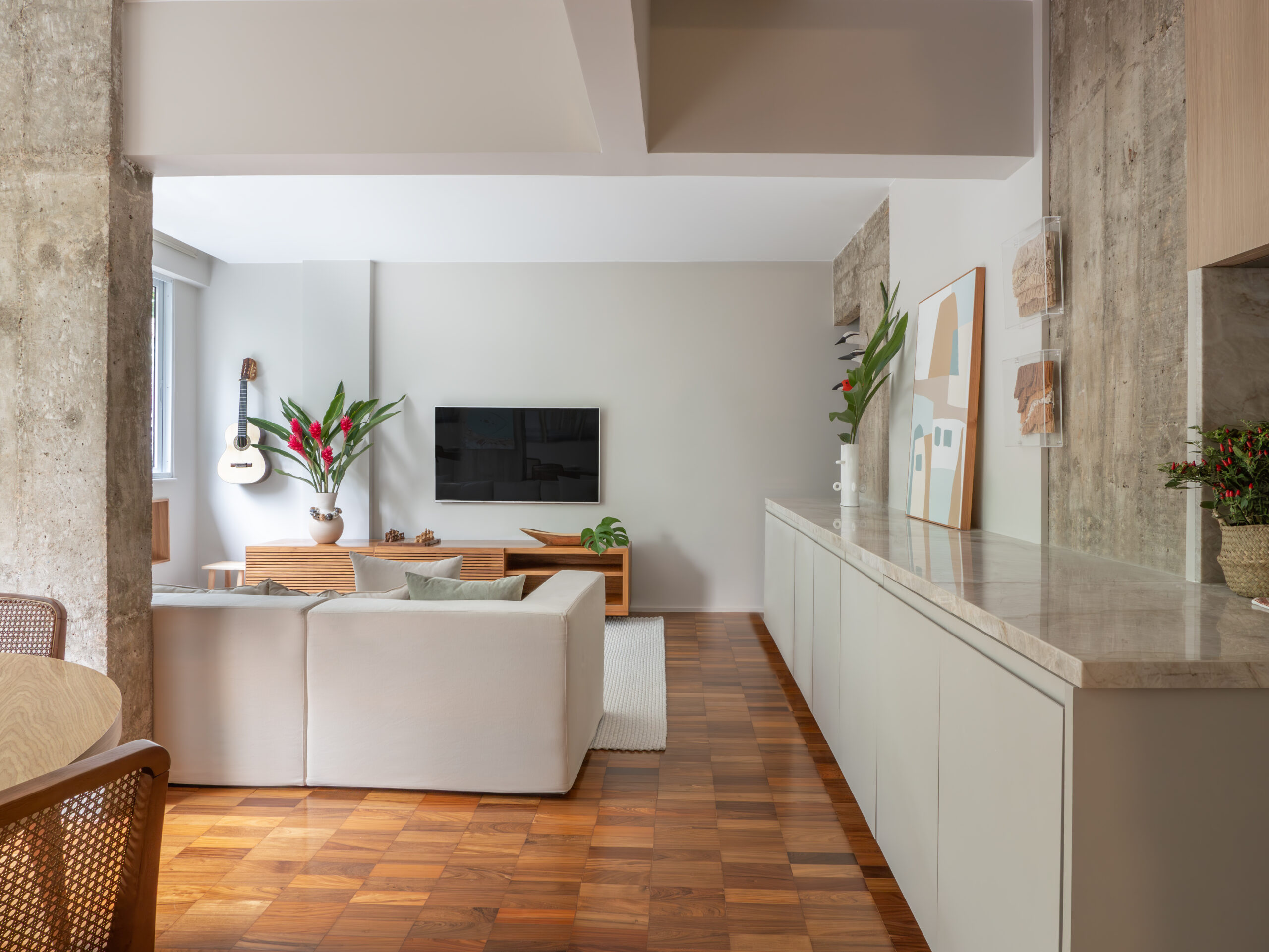 Apartamento-Leblon-Gabriella-Machado-08 decoração de apartamento com área social integrada e tons neutros.