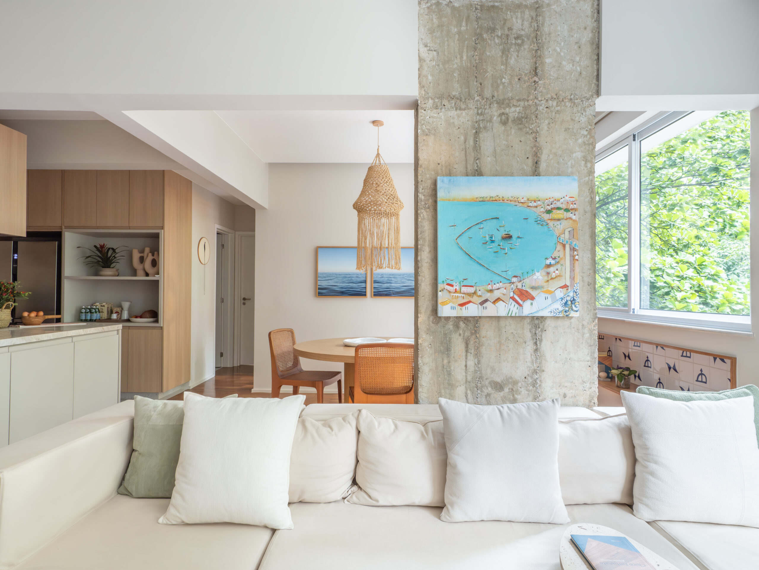 Apartamento-Leblon-Gabriella-Machado-04 Sala de estar e jantar integradas com iluminação natural e decoração baiana.