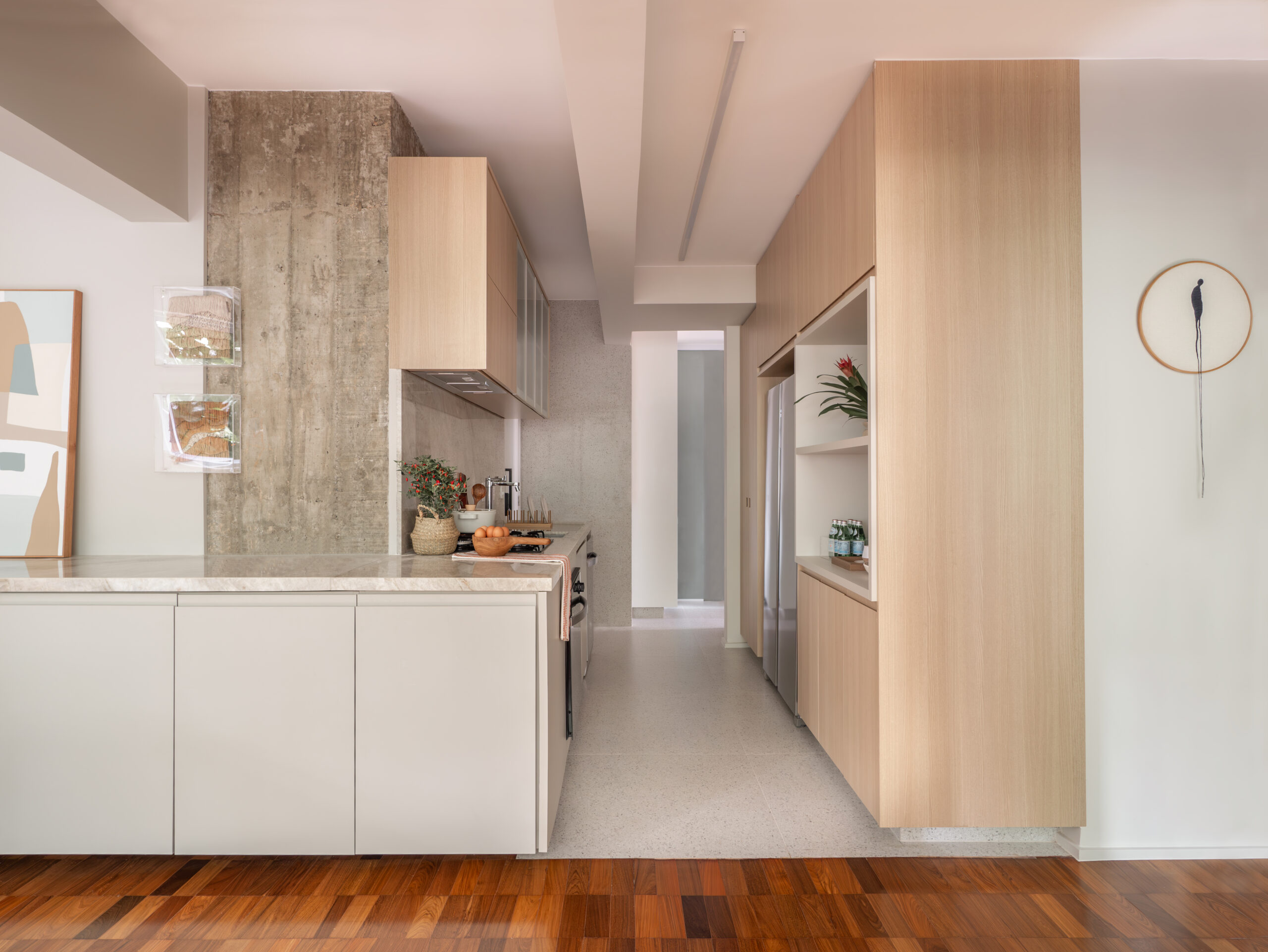 Apartamento-Leblon-Gabriella-Machado-03 Cozinha integrada à sala de jantar com bancada em L e armários planejados em MDF.