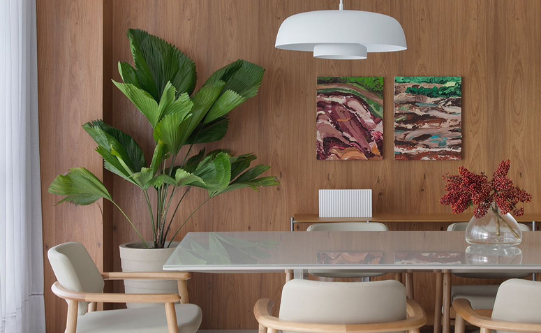 palmeira-leque grande em vaso ao lado da mesa na sala de jantar.