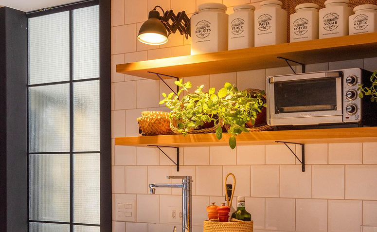 cozinha iluminada com arandela articulada.