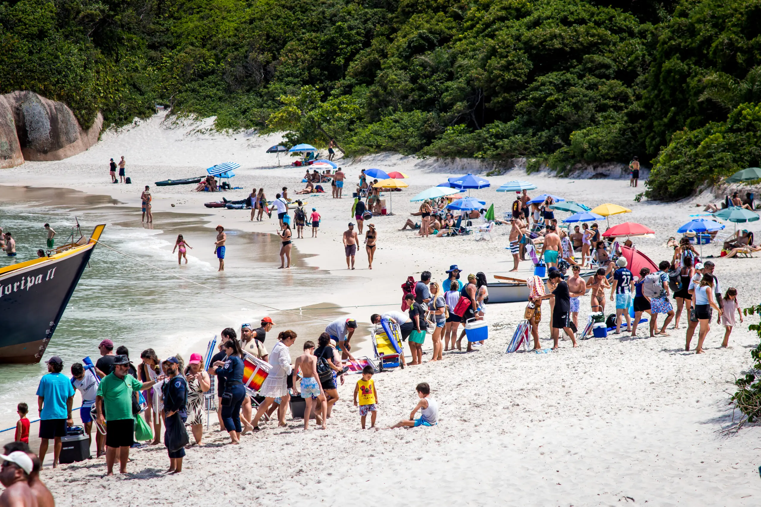 A limitação da visitação pública na Ilha do Campeche é de 770 turistas por dia, podendo chegar a 800 pessoas entre os meses de dezembro e abril.