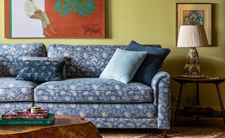 ambiente com mix de estampas, tapetes e almofadas coloridas em composição equilibrada.