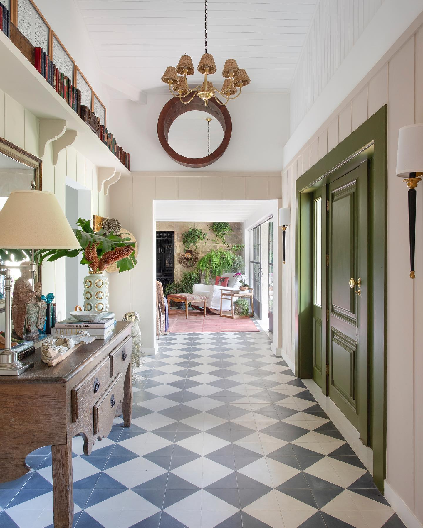 hall de entrada com móvel antigo e aparador decorado com objetos pessoais.