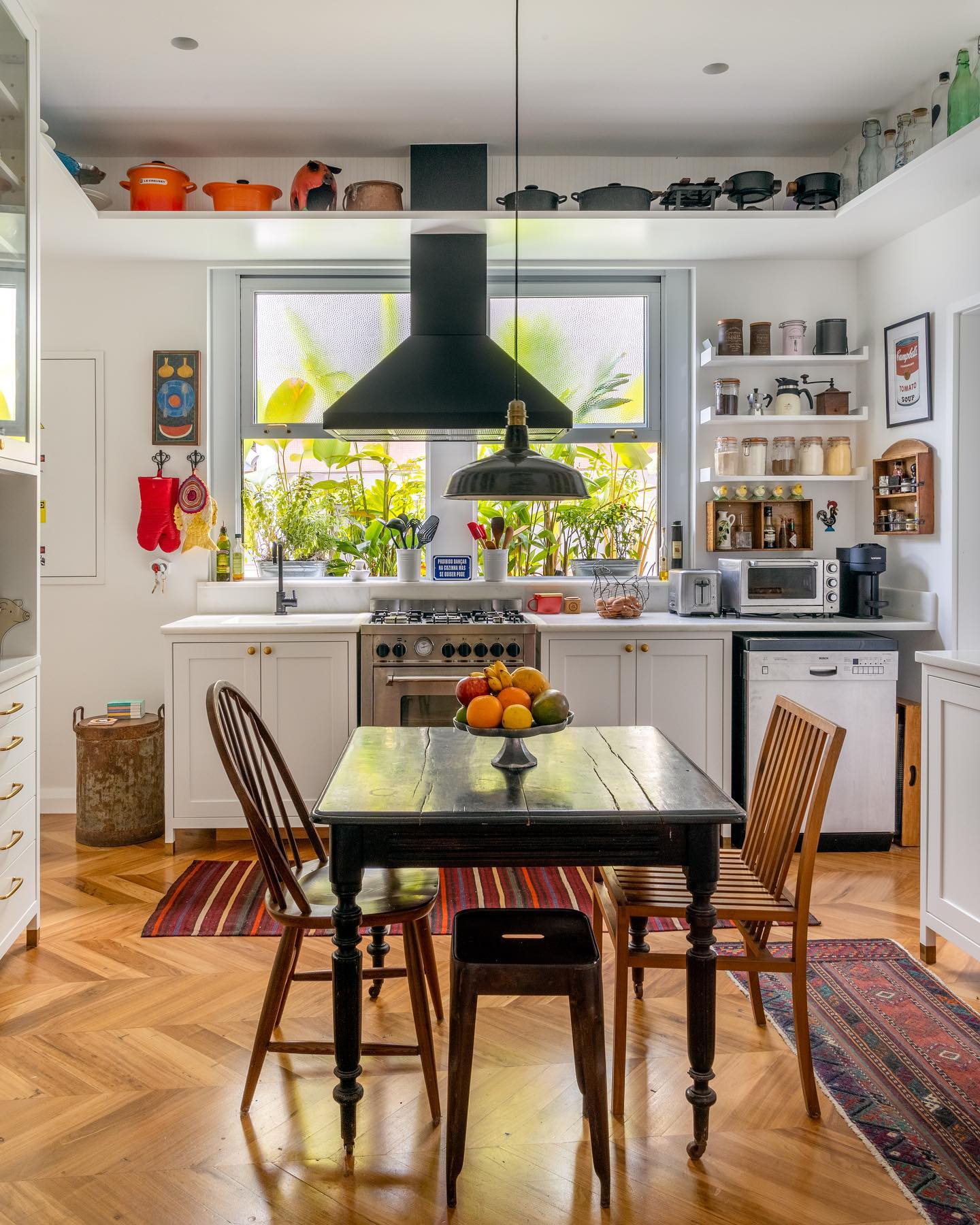 cozinha com tapete coloridos e prateleiras abertas com louças expostas.