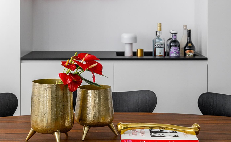 antúrio na decoração da casa, uma flor que significa hospitalidade e amor no lar.