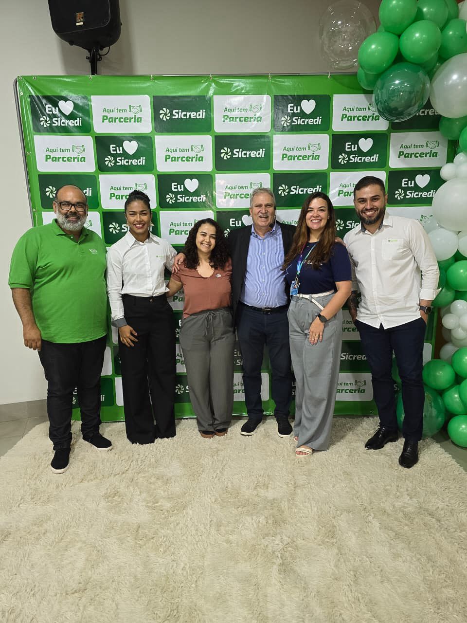 Os-Palestrantes-Camila-Andrade-E-Marcos-Pulga-Junto-A-Representantes-Do-Sicredi-E-Da-Icatu-Durante-A-Programacao-Do-Conexoes-Que-Transformam 2025 word3