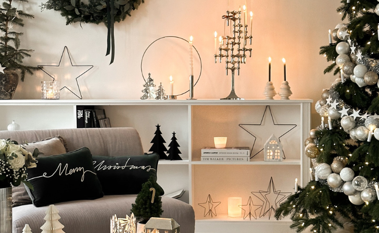 Sala decorada com decoração de natal escandinava, com árvore minimalista, luz suave e elementos naturais em tons neutros.