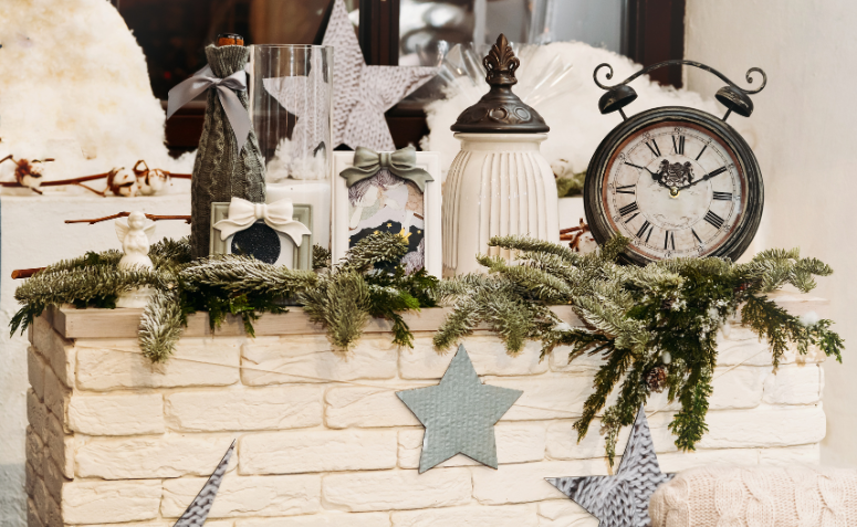 Decoração de Natal escandinava com enfeites minimalistas em tons neutros, galhos naturais e elementos artesanais