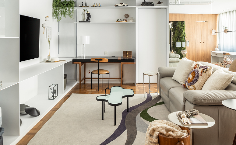 Cantinho de home office na sala posicionado estrategicamente no ambiente.