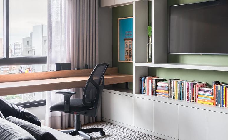 Home office na sala com iluminação natural.