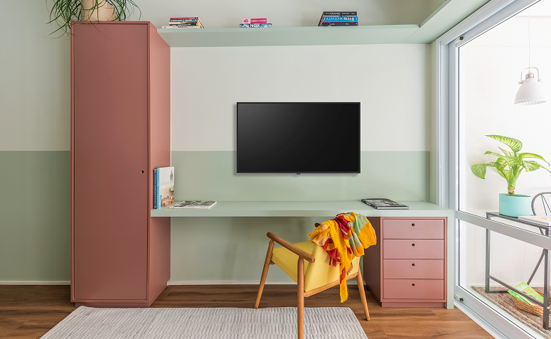 Organização de home office na sala com gavetas.