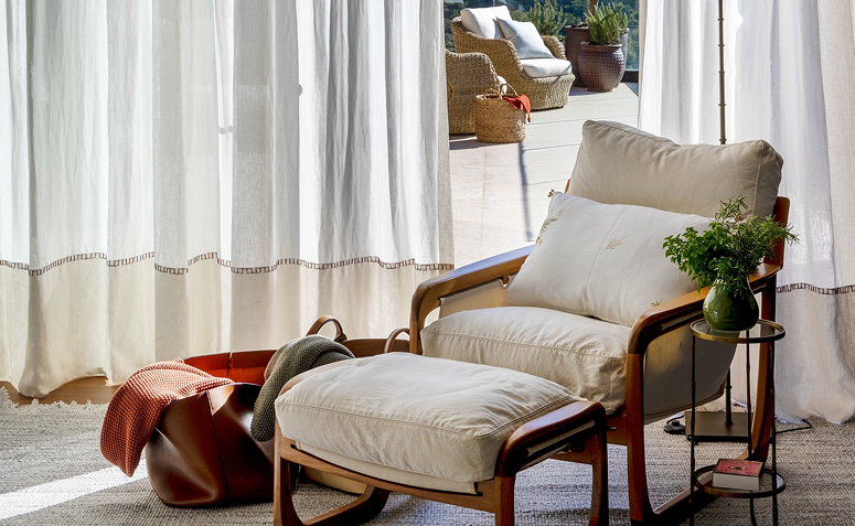 janela com cortina clara, com luz suave entrando.