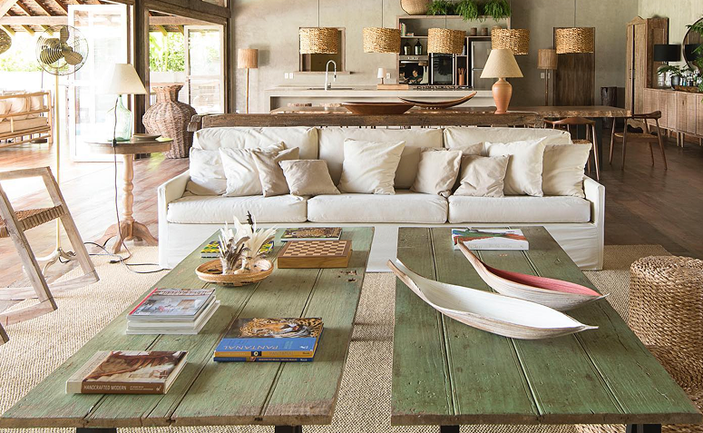 sofá com capas claras e almofadas de algodão.