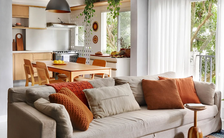 casa com móveis bem espaçados e passagem livre de ar.