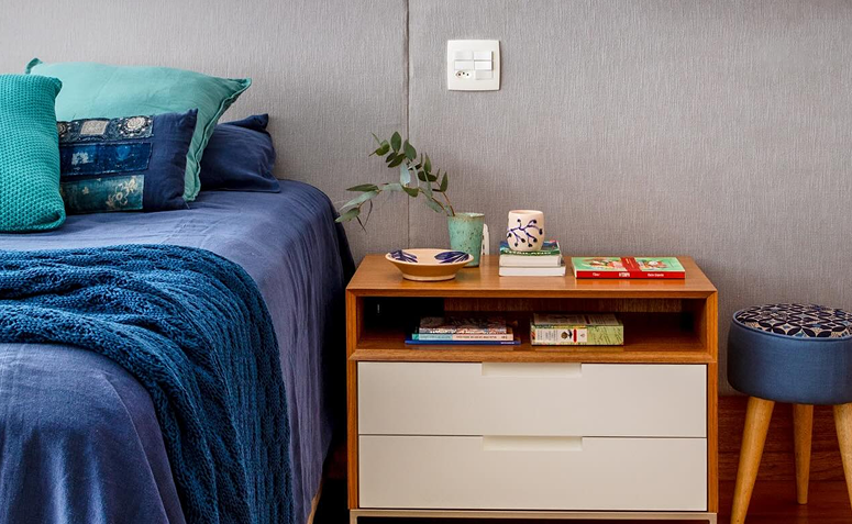 Ramo de eucalipto e vela aromatizada para exalar frescor.