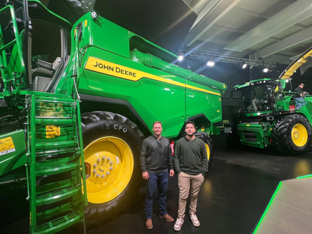 Fred Scariot e Igor Dantas, representantes da Áster e do Grupo Scheffer, em visita a fábrica da John Deere localizada na cidade de Zweibrücken