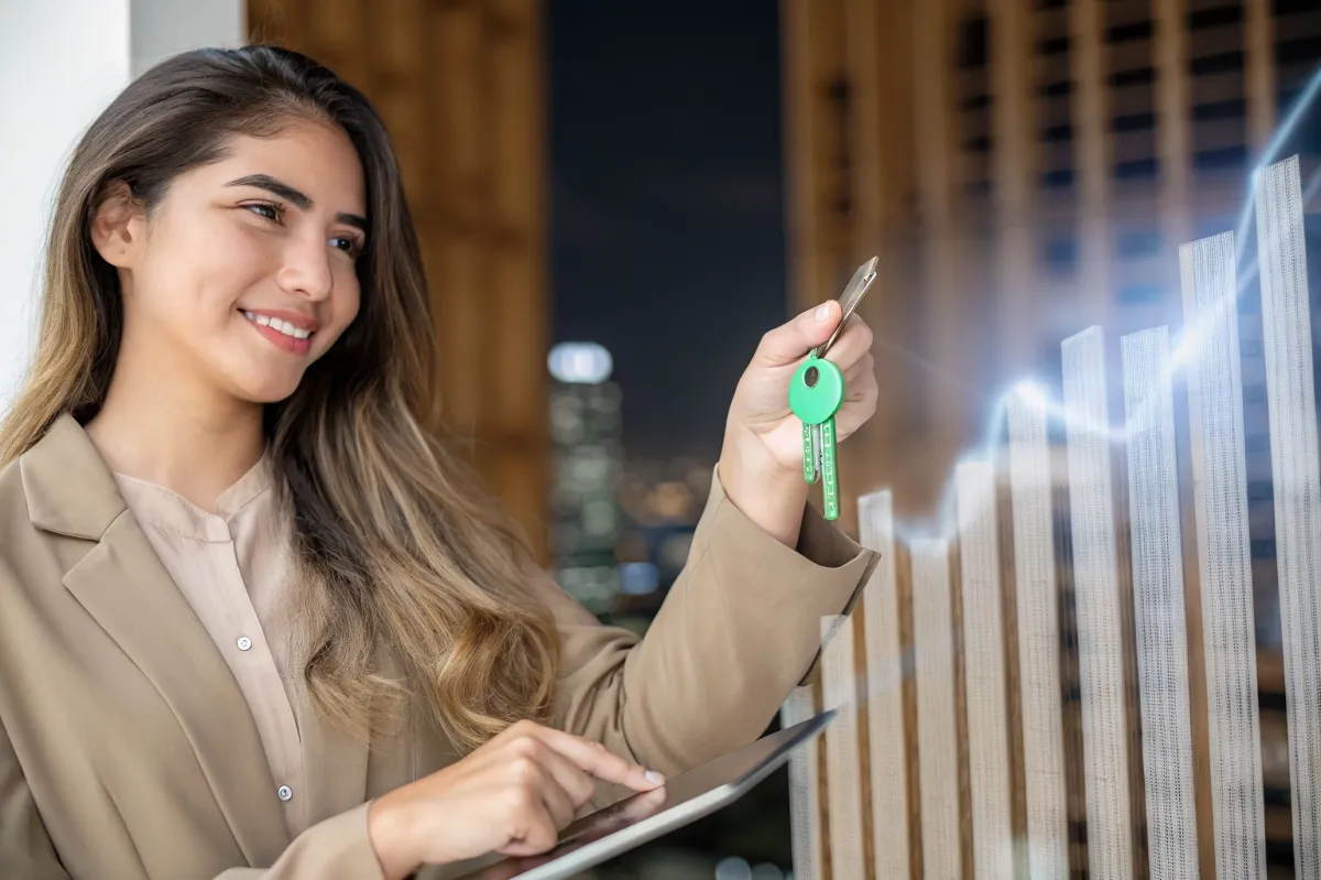Mulher com a Chave da casa na mão