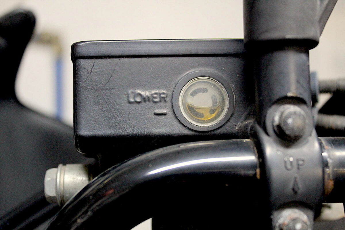 troca do fluído de freio da moto