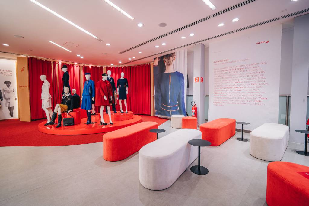 Assinados por designers de moda, uniformes da companhia estão dispostos no espaço