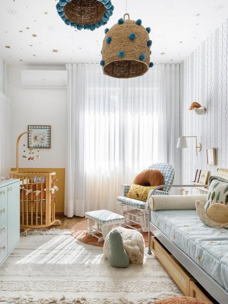 Quartos-Decorados-Bebes-1 Quarto de bebê em tons claros com lustres artesanais, berço, cama, tapete e brinquedos
