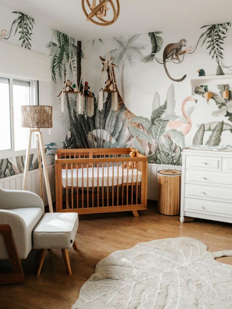 Quartos-Decorados-Bebes-2 Quarto em marrom e verde com papel de parede de floresta e berço multifuncional