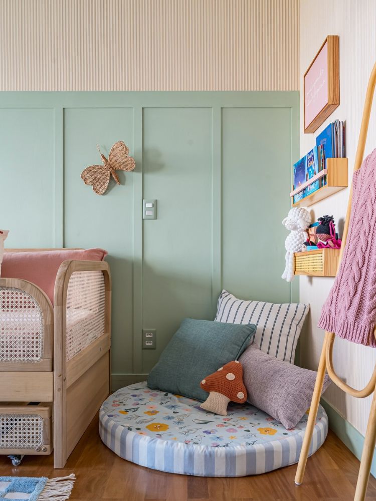 Quartos-Decorados-Bebes-3 Zoom em canto do quarto com cama, parede verde, almofadas e cogumelo e ovelha de amigurumi