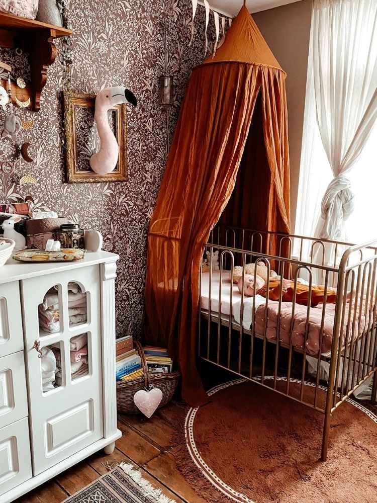 Quartos-Decorados-Bebes-4 Quarto de bebê com papel de parede escuro, mosqueteiro laranja, berço, flamingo na parede e mais