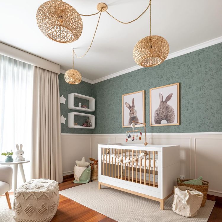 Quartos-Decorados-Bebes-7 Quarto em azul e bege com quadros, lustres e nichos com decoração