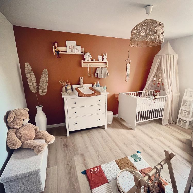 Quartos-Decorados-Bebes-8 Quarto de bebê em bege e laranja queimado com brinquedos na decoração, como urso em banco baú e outros em prateleiras